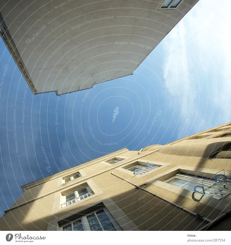 rasiert | unrasiert Himmel Wolken Schönes Wetter Stadt Altstadt Haus Architektur Mauer Wand Fassade Fenster historisch stark Partnerschaft Design entdecken Idee