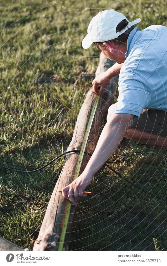 Mann mit Stahlband im Garten Sommer Arbeit & Erwerbstätigkeit Handwerk Werkzeug Mensch Erwachsene Gras Gebäude Hut Holz weiß Schutz Präzision 35-40 Jahre