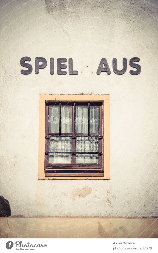 Spiel aus Haus Mauer Wand Fenster Schriftzeichen alt braun gelb schwarz weiß Endzeitstimmung Farbfoto Gedeckte Farben Außenaufnahme Detailaufnahme Menschenleer