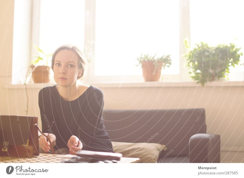 * schön Wohnung Möbel Sofa Raum Wohnzimmer Mensch feminin Frau Erwachsene Körper Kopf Arme Hand 1 18-30 Jahre Jugendliche Blick rosa weiß Gefühle Freude