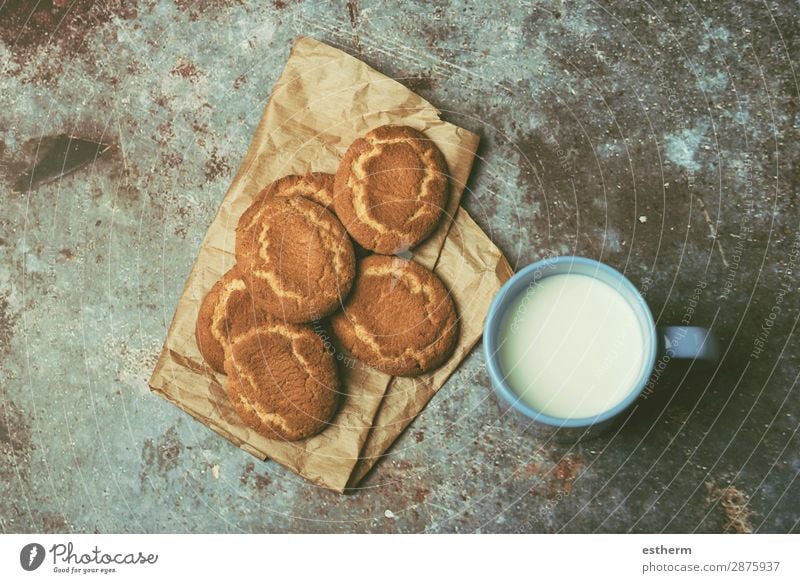 Tasse Milch und süße Chip-Kekse Lebensmittel Brötchen Kuchen Dessert Süßwaren Ernährung Frühstück Mittagessen Diät trinken Becher Lifestyle Essen füttern frisch