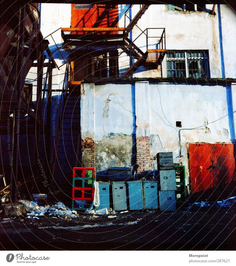 Farbe Stadtrand Altstadt Menschenleer Ruine Bauwerk Gebäude Mauer Wand Beton Metall Backstein alt Armut Zerstörung Trostlosigkeit Farbfoto mehrfarbig