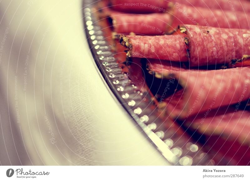 Scheibchenweise Lebensmittel Wurstwaren Salami Ernährung Abendessen Büffet Brunch Teller Metall liegen dünn grün rot silber weiß Farbfoto Gedeckte Farben