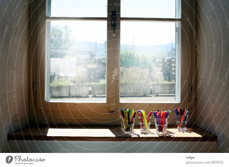 Guten Morgen, liebe Kinder! Häusliches Leben Kindererziehung Bildung Kindergarten Kleinstadt Menschenleer Haus Fenster Fensterbrett Fensterscheibe Schreibstift