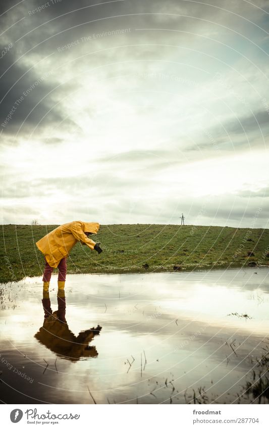 poolboy Mensch maskulin Junger Mann Jugendliche 1 Umwelt Natur Landschaft Himmel Wolken Gewitterwolken Herbst Winter schlechtes Wetter Regen Schutzbekleidung