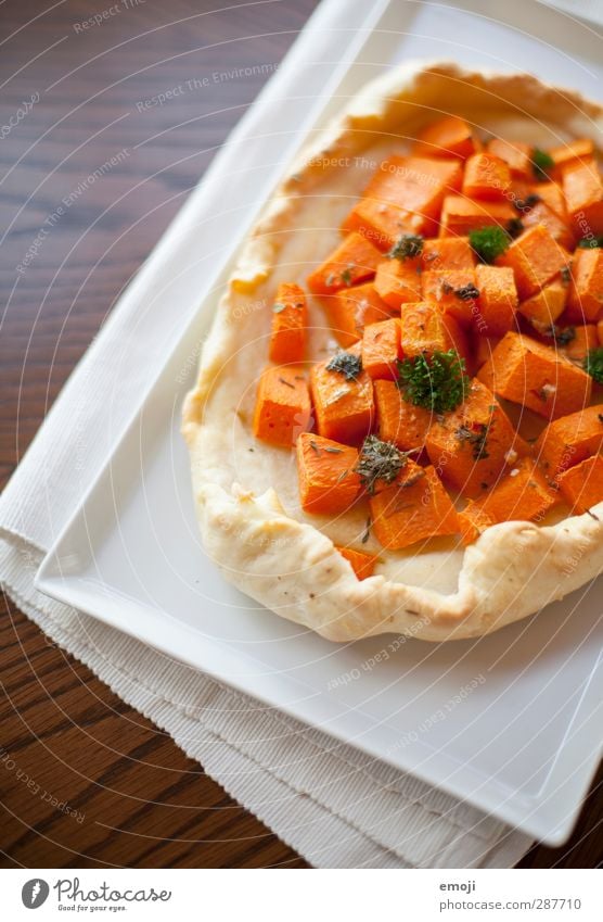 Kürbiskuchen Gemüse Teigwaren Backwaren Kuchen Ernährung Bioprodukte Vegetarische Ernährung Teller lecker orange Saison Farbfoto Innenaufnahme Nahaufnahme