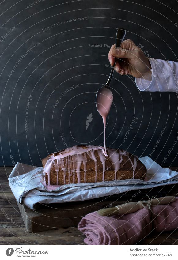 Handgegossene Creme auf leckerem Orangenkuchen Kuchen Sahne Löffel Gießen geschmackvoll Serviette frisch Belag Zucker Bürste Handtuch Bäckerei Backwaren