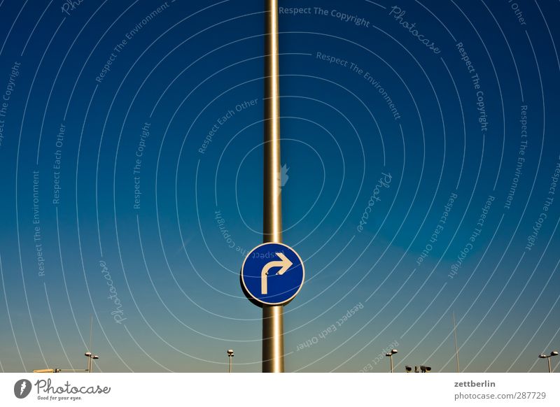 Rechts Umwelt Natur Himmel Wolkenloser Himmel Sommer Klima Klimawandel Wetter Schönes Wetter Verkehr Verkehrswege Zeichen Schriftzeichen Schilder & Markierungen