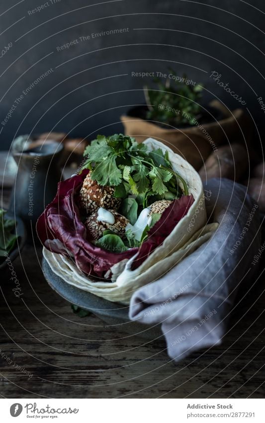 Frische Süßkartoffel Falafel Gemüse Petersilie Kohl frisch Teller Speise Holzplatte Bruschetta Pita Snack Kräuter & Gewürze Lebensmittel Mittagessen Mahlzeit