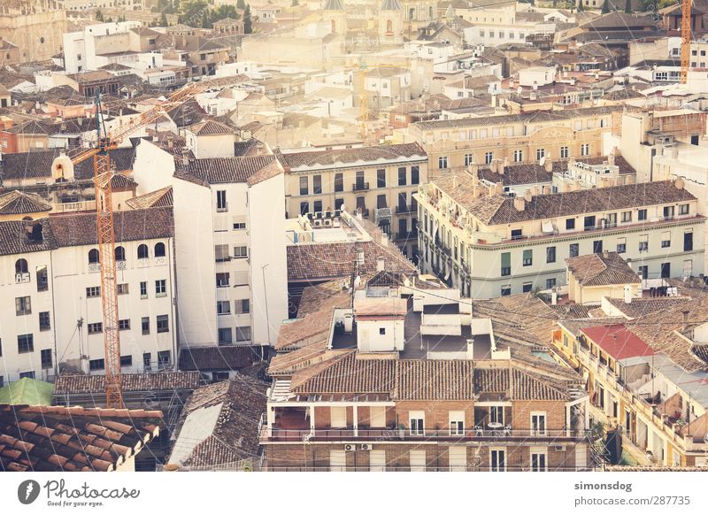 dächer des südens Granada Spanien Stadt Stadtzentrum Altstadt bevölkert Haus Gebäude Fassade Fenster Plattenbau Dach überblicken Kran Stadtleben bebauen