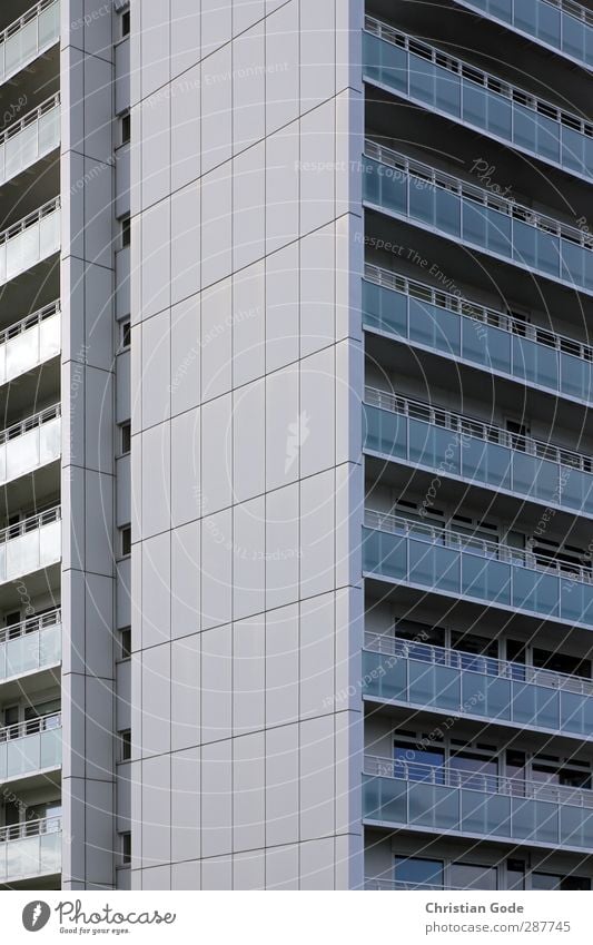 Asbest Menschenleer Haus Hochhaus Bauwerk Gebäude Architektur Mauer Wand Stein Beton Glas Stahl grau Balkon Plattenbau Treppengeländer groß vertikal blau