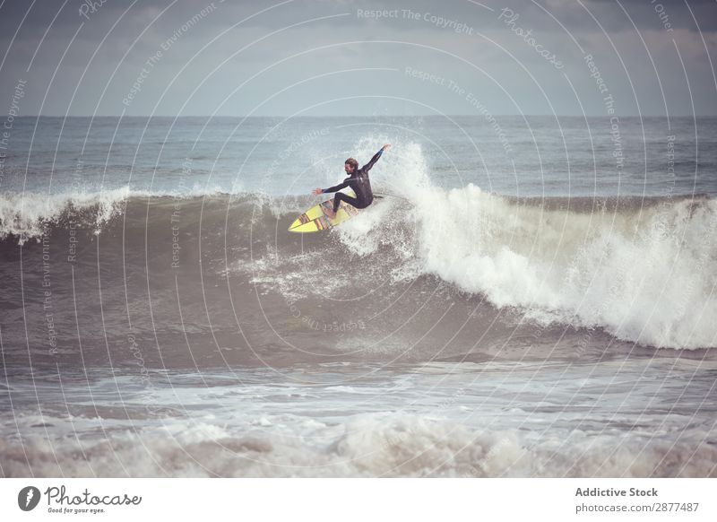 Mann auf dem Surfbrett auf der Wasserwelle Oberfläche Sport Surfen winken Silhouette Himmel Meer Himmel (Jenseits) Abend Gleichgewicht Rippeln Landschaft