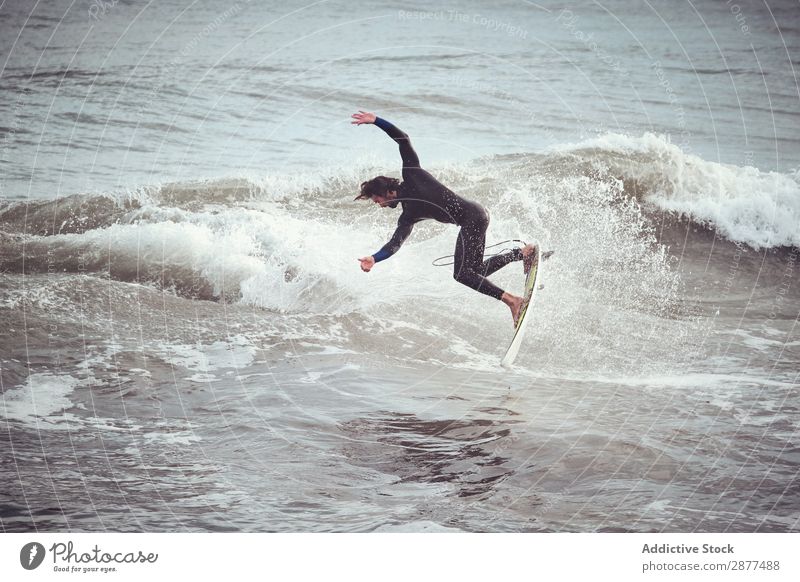 Mann auf dem Surfbrett auf der Wasserwelle Oberfläche Sport Surfen winken Silhouette Himmel Meer Himmel (Jenseits) Abend Gleichgewicht Rippeln Landschaft