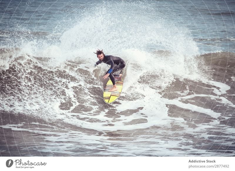 Mann auf dem Surfbrett auf der Wasserwelle Oberfläche Sport Surfen winken Silhouette Himmel Meer Himmel (Jenseits) Abend Gleichgewicht Rippeln Landschaft