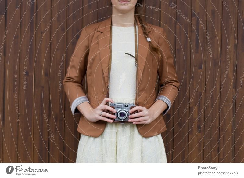 mabye it is vintage. Fotokamera feminin Lippen Arme Hand Finger 1 Mensch einfach natürlich braun weiß altehrwürdig Farbfoto Außenaufnahme Tag Zentralperspektive