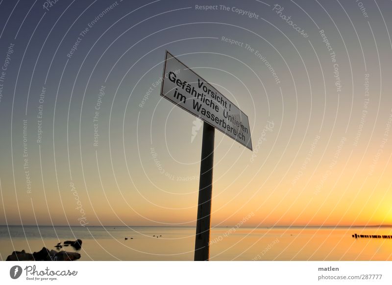 Wo sonst;-)? Landschaft Himmel Wolkenloser Himmel Horizont Schönes Wetter Felsen Küste Meer Metall Schilder & Markierungen Hinweisschild Warnschild blau gold