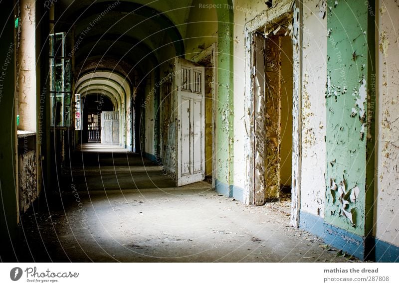 DEN RUNTER UND HINTEN LINKS Menschenleer Industrieanlage Fabrik Ruine Bauwerk Gebäude Architektur Mauer Wand Fenster Tür alt ästhetisch außergewöhnlich dreckig