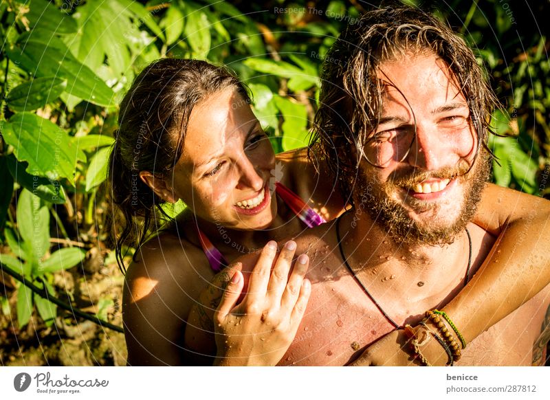 summer luv Paar Liebespaar Wasser Schwimmen & Baden nass Huckepack Freude lächeln Sommer See Fluss Natur Außenaufnahme Bart Tattoo tätowiert tragen Verliebtheit