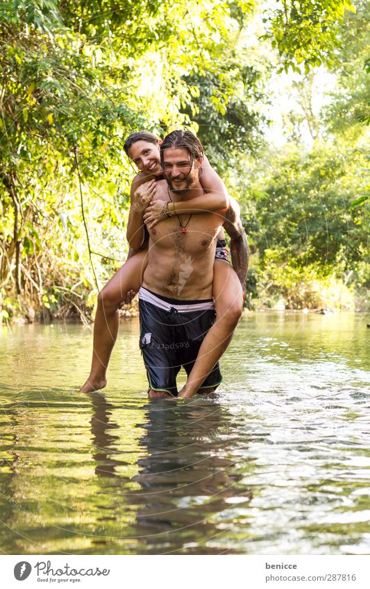 huckepack Paar Liebespaar Wasser Schwimmen & Baden nass Huckepack Freude lachen Lächeln Sommer See Fluss Natur Außenaufnahme Bart Tattoo tätowiert tragen