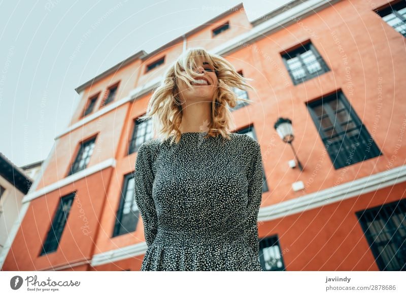 Glückliche junge Frau mit beweglichen Haaren im urbanen Hintergrund. Lifestyle elegant Stil schön Haare & Frisuren Sommer Mensch feminin Junge Frau Jugendliche