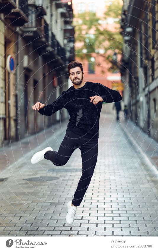 Junger Mann springt in den urbanen Hintergrund Lifestyle Stil Freude Glück schön Haare & Frisuren Feste & Feiern Erfolg Mensch maskulin Jugendliche Erwachsene 1