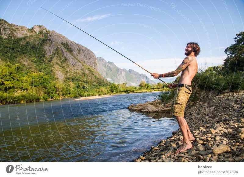 Fisherman Mann Mensch Junger Mann Fischer Angeln Angelrute Fluss See Seeufer Flussufer Einsiedler Bart Vollbart Europäer Kaukasier Lächeln Wasser Sommer