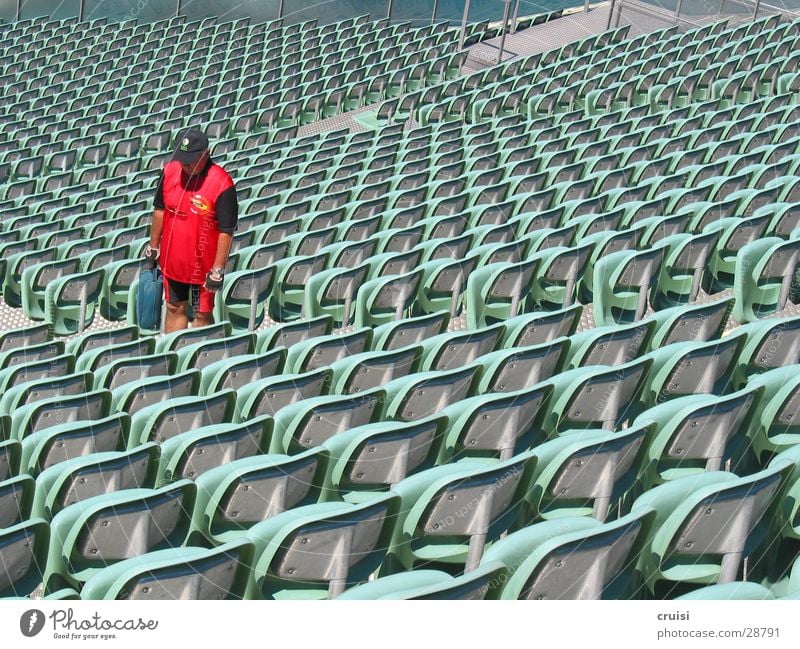 roter Stuhlgang Stadion leer Einsamkeit ruhig Hausmeister Sportstätten Bühne Open Air Sitzgelegenheit Freilichtbühne Theater