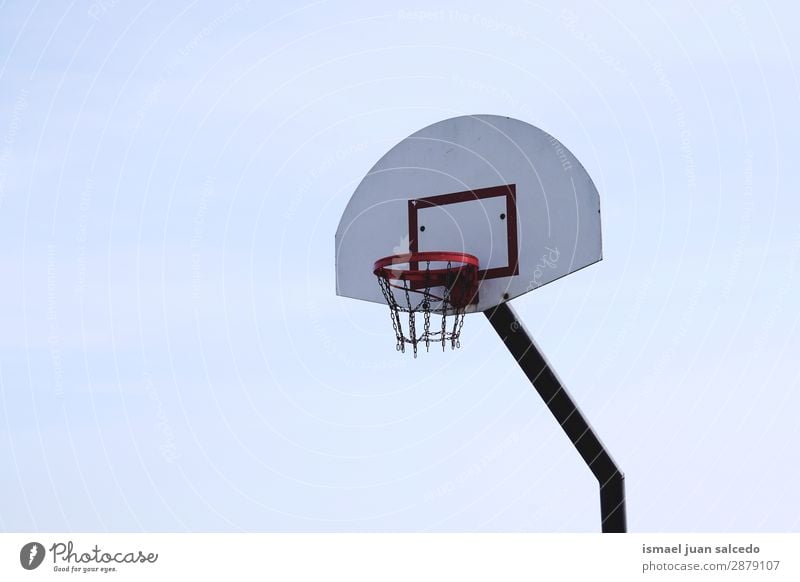 Basketballsport auf der Straße Korb Sport Spielen aussetzen alt Park Spielplatz Außenaufnahme kaputt Hintergrund neutral Bilbao Spanien