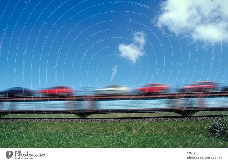 Huckepackautos Sylt Eisenbahn Autozug grün Verkehr Geschwindigkeit Unschärfe Wolken Himmel blau PKW