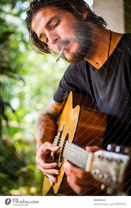 rock & smoke Mann Mensch Gitarre Spielen Rauchen Tabakwaren Zigarette Bart Vollbart Musiker Komponist Rocker Tattoo tätowiert Natur musizieren Europäer frei