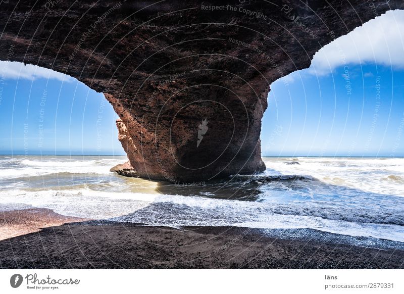 Fels in der Brandung Ferien & Urlaub & Reisen Tourismus Ausflug Ferne Strand Meer Wellen Umwelt Himmel Schönes Wetter Felsen Küste Atlantik außergewöhnlich