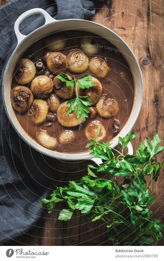 Boeuf Bourgingnon im Kochtopf auf dem Tisch Rindfleisch Speise Pilz Eintopf Petersilie Lebensmittel Fleisch Abendessen Möhre Mahlzeit gebastelt Burgund