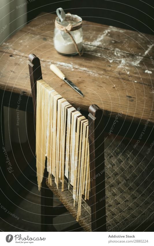 Frische Pasta am Stuhl hängend Spätzle frisch roh Italienisch Lebensmittel Essen zubereiten Tradition erhängen Trocknung Mehl gebastelt Mahlzeit Gesundheit