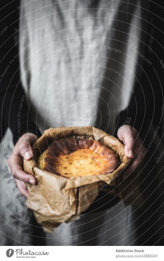 Hände halten Käsekuchen Kuchen rustikal süß Lebensmittel lecker backen Dessert Teller ländlich Schürze Koch Backwaren gebastelt frisch geschmackvoll Bäckerei