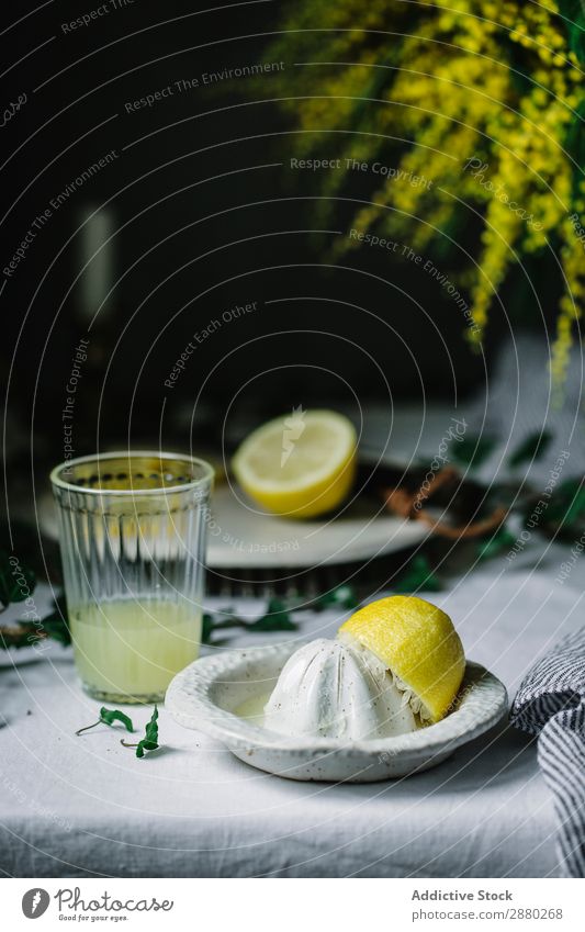 Presse und Zitrone bei einem Glas Saft Kompressor Gesundheit Frucht Lebensmittel Zitrusfrüchte frisch gelb Limonade trinken reif Getränk Entsafter Ernährung