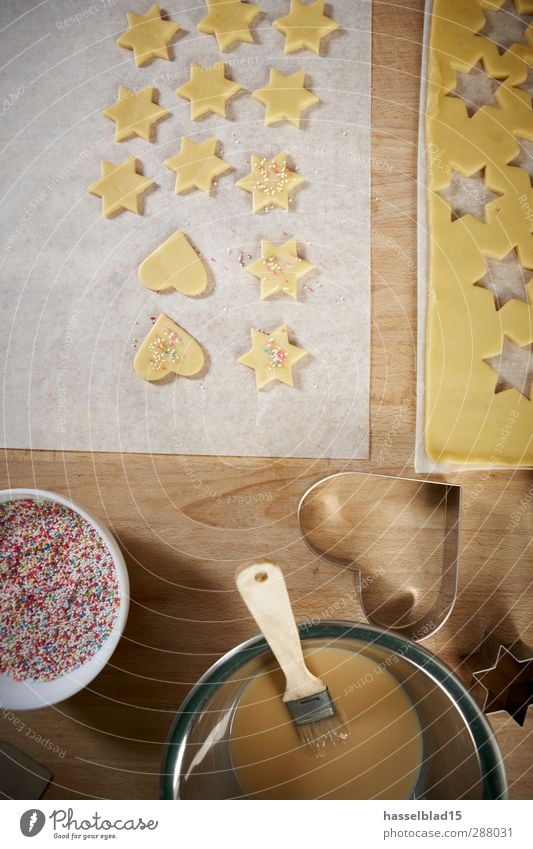 Weihnachtsbäckerei Plätzchen Teigwaren Backwaren Süßwaren Ernährung Bioprodukte Freude Glück Weihnachten & Advent genießen Ausstecher Eigelb Pinsel Streusel