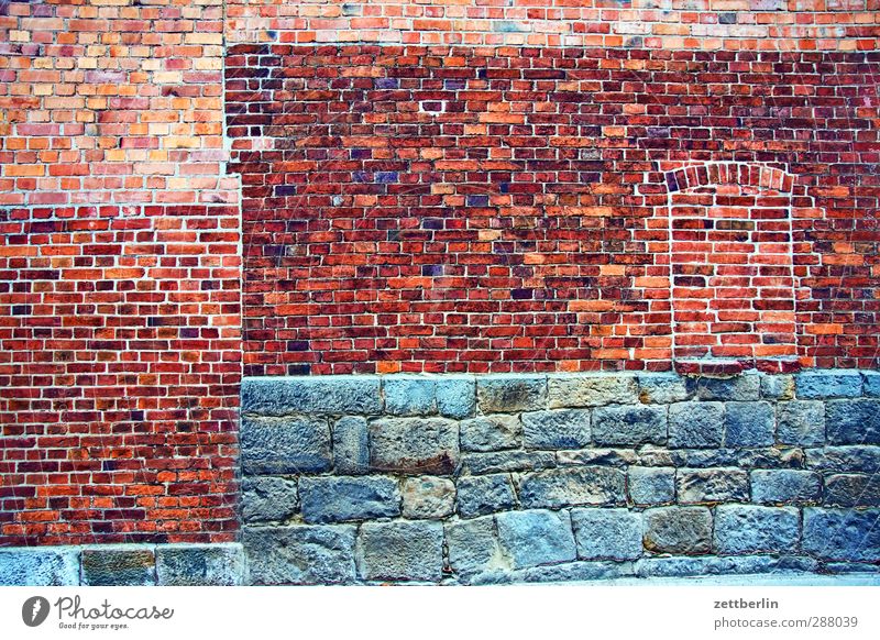 Wand Arbeit & Erwerbstätigkeit Beruf Handwerker Wirtschaft Industrie Baustelle Stadt Menschenleer Haus Bauwerk Gebäude Architektur Mauer Fenster alt Fassade