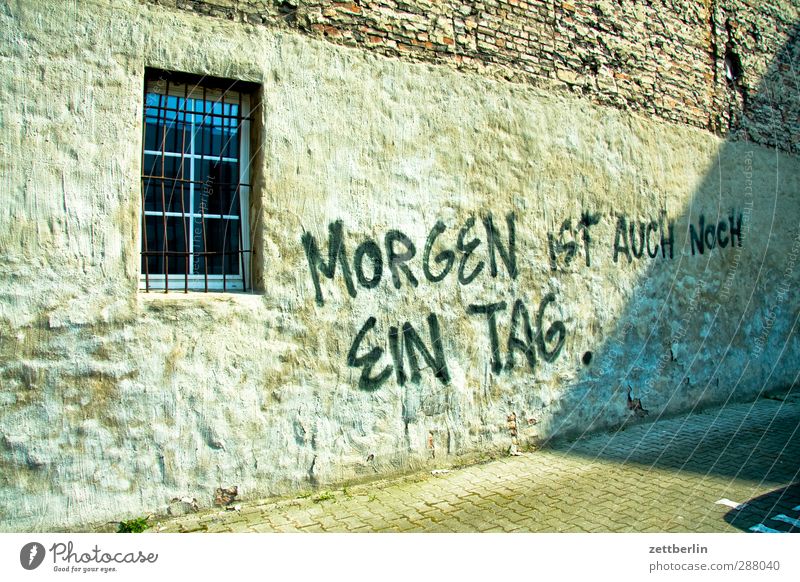 Morgen ist auch noch ein Tag. Stadt Stadtzentrum Haus Bauwerk Gebäude Architektur Mauer Wand Fassade Fenster Schriftzeichen Hinweisschild Warnschild gut schön