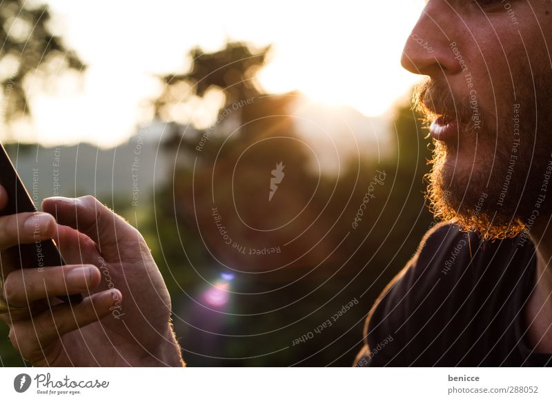 Kommunikationsproblem Mann Mensch Telefon Telefongespräch Handy Wiese Park Sommer Bank Parkbank sitzen lachen Freude Jugendliche Junger Mann Bart Tattoo