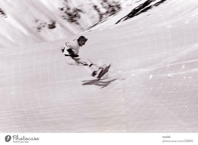 Sturz Teil2 Tiefschnee Winterurlaub Snowboard St. Jakob Österreich Sport Schnee Schwarzweißfoto Risiko gefährlich 1 rückwärts Missgeschick aufschlagen