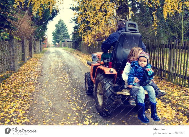 Traktor fahren ist so schön Kind Kleinkind Mädchen Junge Männlicher Senior Mann Großvater Familie & Verwandtschaft Kindheit Leben 3 Mensch 1-3 Jahre 8-13 Jahre