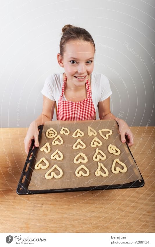 bakerman is baking bread Lebensmittel Teigwaren Backwaren Mensch feminin Junge Frau Jugendliche 1 18-30 Jahre Erwachsene einzigartig niedlich rot weiß