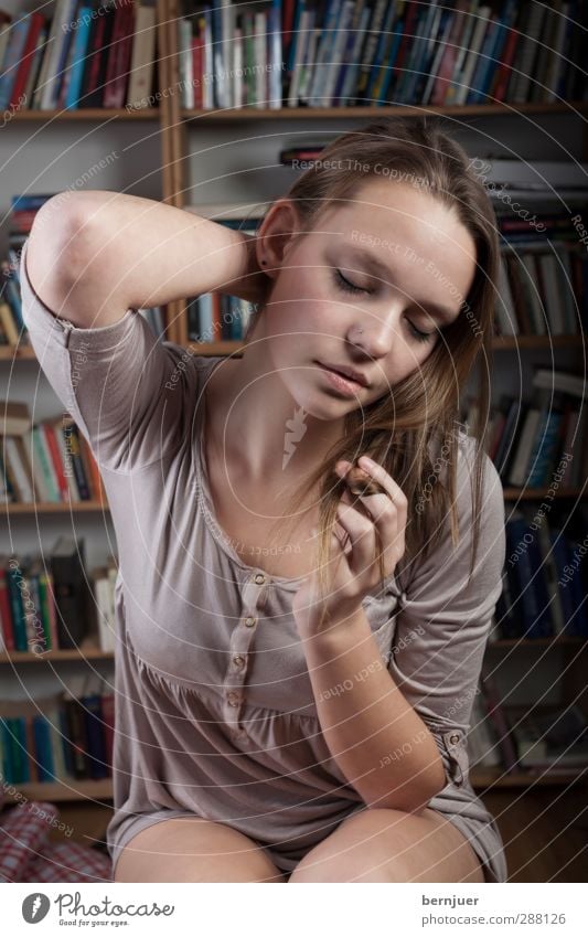 dreaming through the noise Mensch feminin Junge Frau Jugendliche 1 18-30 Jahre Erwachsene träumen Gefühle schön verträumt Buch Regal Bücherregal T-Shirt