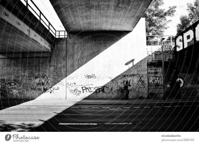 DIA.. Stadt Brücke Mauer Wand Fassade Straße Beton Graffiti ästhetisch dunkel schwarz weiß Ordnungsliebe geheimnisvoll Perspektive Präzision diagonal Gelände