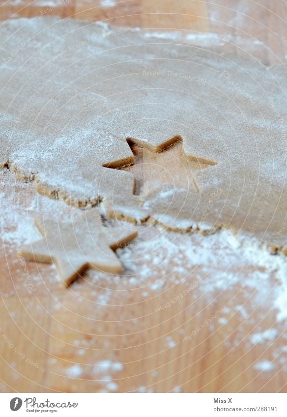 Sterne backen Lebensmittel Teigwaren Backwaren Süßwaren Ernährung lecker süß Weihnachtsgebäck Stern (Symbol) stechen Mehl Plätzchen Farbfoto Nahaufnahme