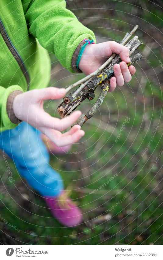 Zeltlager Freizeit & Hobby Spielen Kindergarten Kleinkind Mädchen Kindheit 1 Mensch 3-8 Jahre rebellisch braun Freiheit Feuerstelle Holz Stock Außenaufnahme