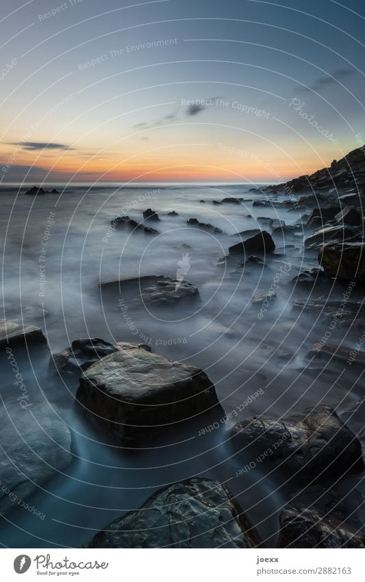 Sonnenuntergangs-Stimmung mit Felsen an Küste Langzeitbelichtung seascape Natur blau orange maritim Schönes Wetter Himmel Meer Wasser Landschaft Außenaufnahme