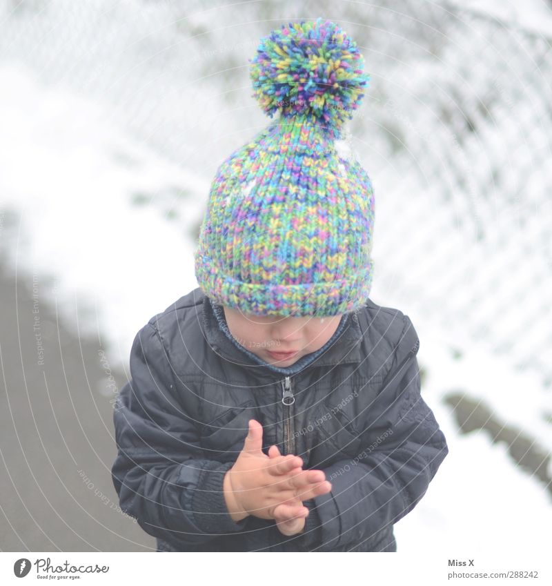 Bommelmützenmaus Mensch Kind Kleinkind Kindheit 1 1-3 Jahre 3-8 Jahre Winter Eis Frost Schnee Mütze kalt Quaste Strickmuster Winterbekleidung frieren Farbfoto