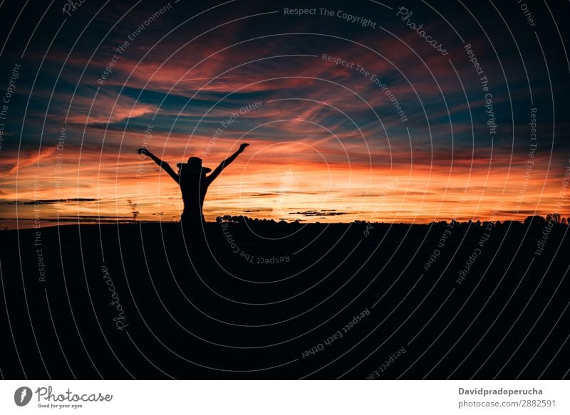 Frauensilhouette im schönen Sonnenuntergang Silhouette Sonnenaufgang erstaunlich mehrfarbig Feuer Orange Natur Mädchen Mensch Hut attraktiv Strukturen & Formen