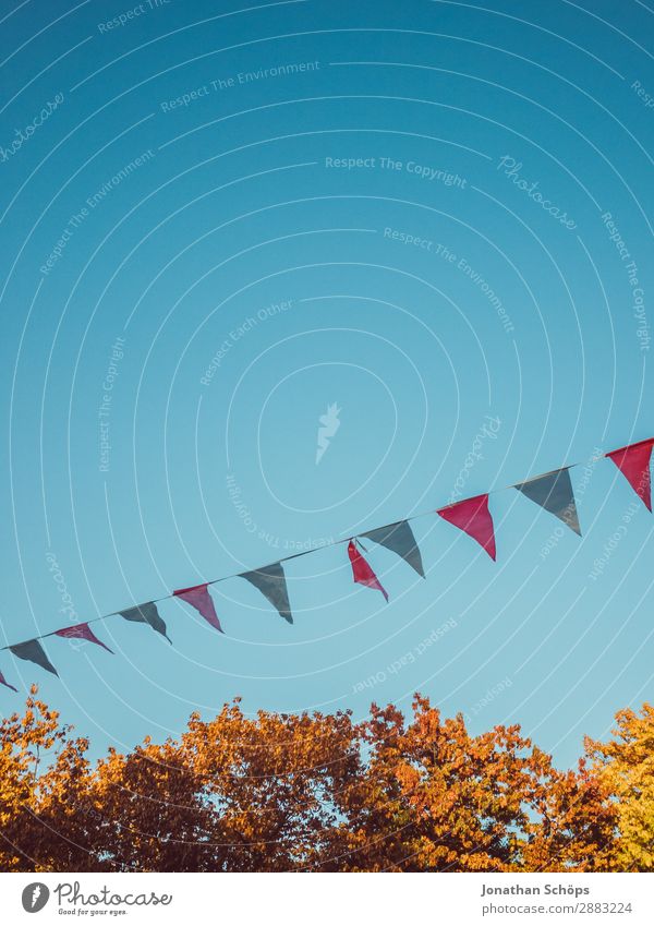 Party im Herbst Schönes Wetter Freude Glück Zufriedenheit Lebensfreude Begeisterung Optimismus Erfolg Feste & Feiern Jahrmarkt Blauer Himmel Herbstfärbung